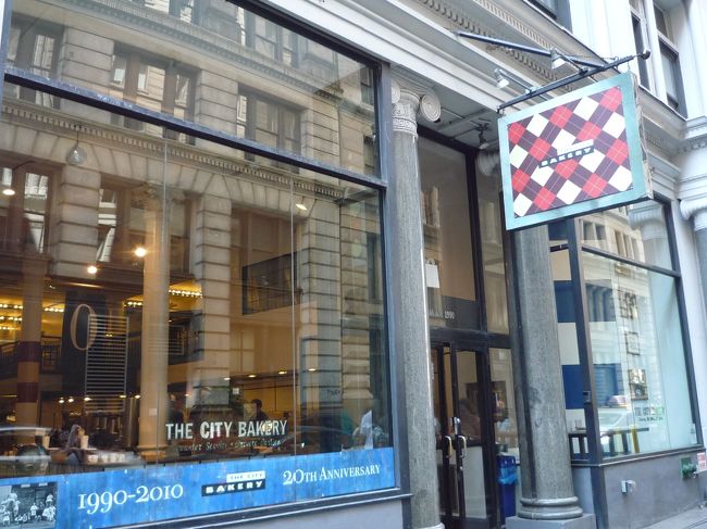 あんまりお腹空いてないけど、結構歩いたから休憩しない？<br />って、近くにあった『ＴＨＥ ＣＩＴＹ ＢＡＫＥＲＹ』。<br />ここもＳＡＴＣに出てきたお店。<br /><br />店内は２階まで吹き抜けになってて、開放的な感じでＧＯＯＤ。