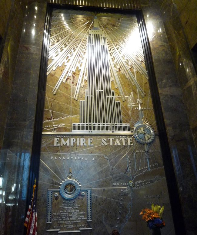 やっと『Ｅｍｐｉｒｅ Ｓｔａｔｅ Ｂｕｉｌｄｉｎｇ』到着！<br /><br />チケットを持ってる人はこちら〜！って、直ぐ中へ。<br />我らはＣｉｔｙ Ｐａｓｓを持ってたからチケット売場はすんなり通過。