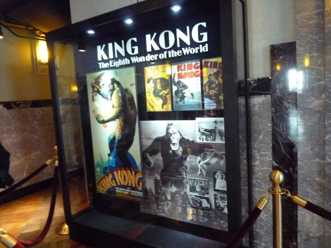 と思いきや、中で３０分位並ぶことに。<br />ガイディングレシーバーを受け取って、並んでる間はビルが出来るまでのお話を。