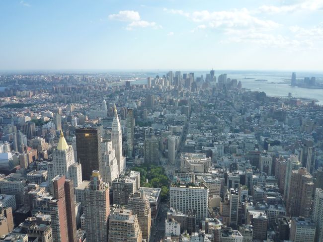 いざ、展望台へ！<br />混雑してたけど、風景圧巻！！！！<br /><br />マンハッタンの南側の風景。<br />向こうにちっさく見えるのは、女神さま！！