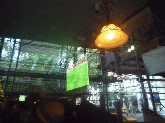 途中、ＰＵＢから叫び声が！<br /><br />今日は女子サッカーＷ杯決勝だった！<br />ＰＵＢの入口には、“日本を応援しよう！”の黒板が。<br />でも、、いっぱいで入れず＆時間に限りがありまーすの我らは、外からこっそり応援！<br /><br />