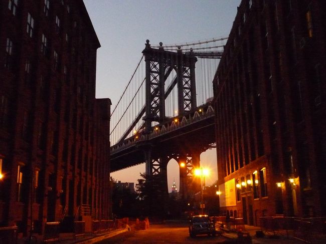 マンハッタンブリッジの間から見えるエンパイア。<br /><br />この日は、女子サッカーＷ杯決勝“日本ｖｓアメリカ”戦だったから、エンパイアも片面が日の丸でもう片面が星条旗色。<br />見えるかな？