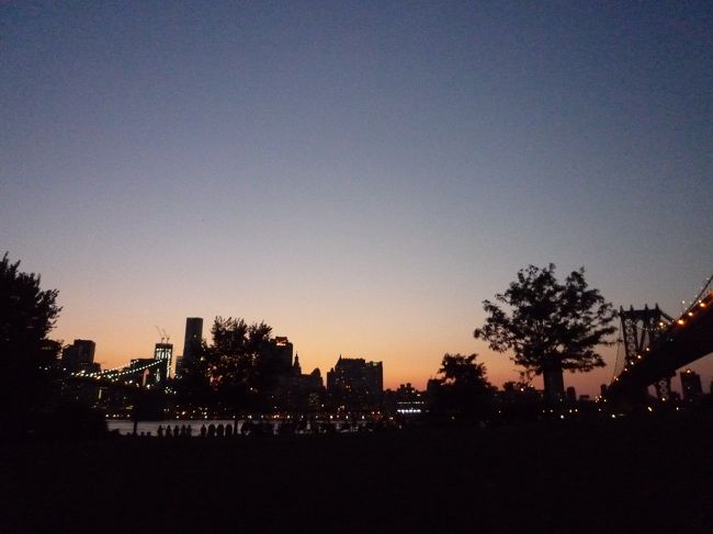 ブルックリンブリッジとマンハッタンブリッジの間にある公園から。<br />ここら辺を『ダンボ』って呼ぶみたい。<br /><br />ちょっぴり遅くって夕陽は落ちちゃったけど、完全に夜になる前の時間。<br />めちゃめちゃキレイ☆