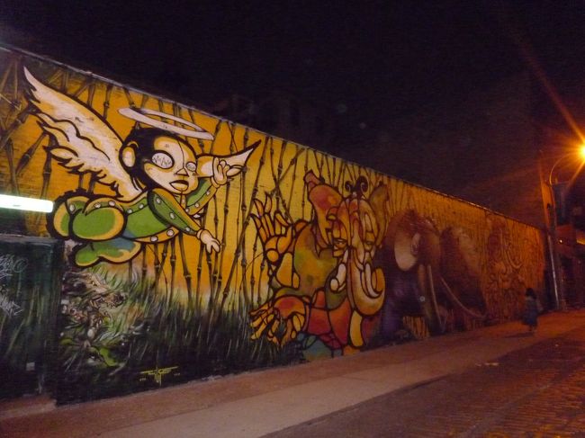 壁一面のスプレー画。<br />風景の竹のとことか、超凝ってる！