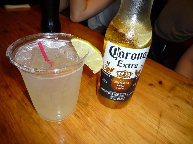 日中も良く歩いてヘロヘロだったから、Ｙｏｒｋ Ｓｔｒｅｅｔ駅近くにあったメキシカンへ。<br /><br />マルガリータ＆コロナで乾杯！<br />１日おつかれさま〜☆