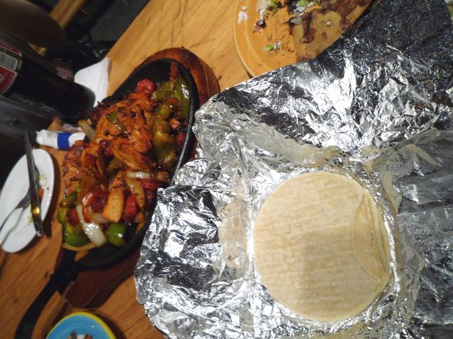 チキンファヒータ。<br /><br />お腹ペコペコだったから、美味しかった！ケド、、お料理が来るまで待たせ過ぎ！<br />こっちの人達って、気が長いなーって感心したよ。。<br /><br /><br /><br /><br /><br /><br />