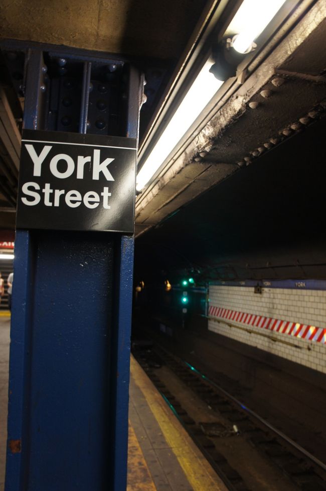 地下鉄乗って帰りましょ！<br />ちょっぴり恐い雰囲気だったから、Ｐｏｌｉｃｅ駐在エリアの近くで待ち。<br />こうして２ｎｄ Ｄａｙが終了！<br /><br />　　　＊＊＊＊　　前編おしまい　　＊＊＊＊<br /><br />後編へとつづく・・・・<br />http://4travel.jp/traveler/mitsubachimaaya/album/10610056/