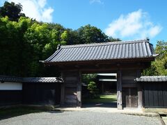 〔江川家住宅〕

まず向かったのは、国の重要文化財に指定されている江川家住宅（入場料300円）です。また、このあたりは韮山役所跡として国の史跡にも指定されています。
（駅からは２キロちょっと離れているので、タクシーで移動しました。）



