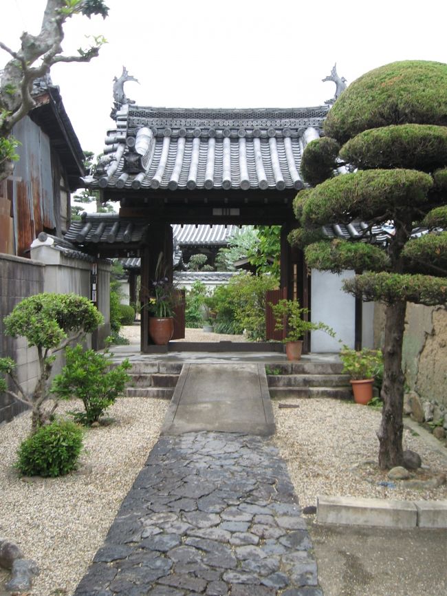 れんじょう寺へは奈良交通のバスに乗り紀寺町で下車します。<br /><br />例年は5月の一ヶ月間だけ拝観できるのですが、平城遷都1300年祭である今年は10月も拝観できました。<br /><br />れんじょう寺特別公開の看板が立っていたのですぐ見つけることができました。<br /><br />うっかりすると通りすぎてしまうほどの小さなお寺。<br /><br />入り口からして風情のあるお寺です。<br /><br />このお寺は私の昔からの奈良好き友人たちが懇意にしているお寺さんなので、是非行きたいと思っていました。<br />なかなか特別拝観日には来られずやっとチャンスがめぐってたのです。