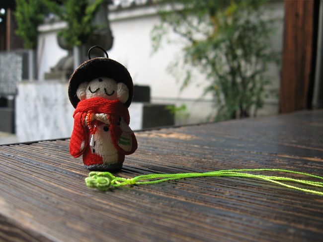 ご住職さまから、信者の方に作っていただいたというミニ草履をいただきました。<br /><br />「お地蔵様と草履一緒に写して」<br />とおっしゃるので、写したのがこの写真。<br /><br /><br />翌週、れんじょう寺を訪ねたはな☆さんもミニ地蔵を持って行くと<br />「この間コクリコさんもミニ地蔵さん持って来たわよ〜私もミニ地蔵欲しい〜!」<br />とおっしゃっていたそうです。<br />はな☆さんはMさんとは会えなかったものの楽しいひと時を過ごしたようです。<br /><br />ご住職さまはその後ミニ地蔵さんをゲットされたでしょうか。