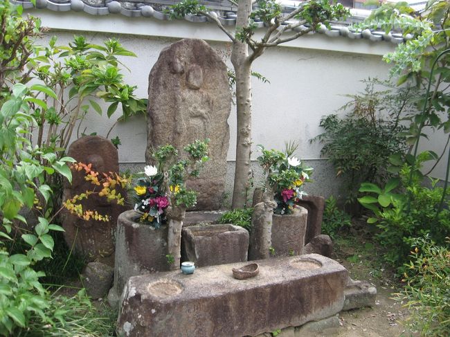 お庭はお寺にしては狭いのですが、草花が咲き、石仏がひっそり立つ清々しさはどうだろう!<br /><br />いつまでもボーっと座っていたい。<br />