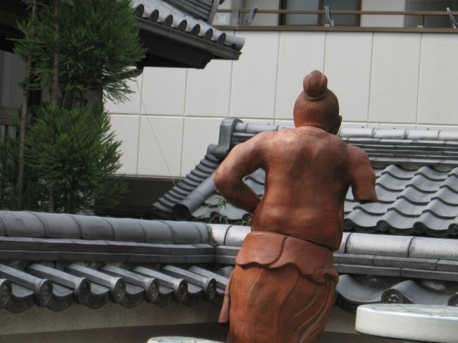 若奥様の丁寧な解説を聞きながら<br />「このお地蔵様、松平健に似てる」<br />とこっそり孝謙さんに耳打ち。<br />「どこが? いったいどこから松平健が出てくるのよ」<br />とあっさり否定されました。<br /><br /><br />写真は庭で見張っている仁王様のバックスタイル。<br />