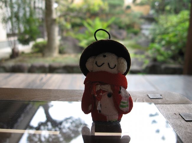 途中で少し手のすいたMさんがお座敷に入って来た時、私は持参したM☆さんからいただいたミニ地蔵をモデルに写真を撮っていました。<br /><br />「僕もM☆さんから作ってもらったミニ地蔵さん持ってるよ」<br />とMさん。<br /><br />「えっ、私はまだ作ってもらってないわ。可愛い!私も欲しい、欲しい〜」<br />とご住職さま。<br /><br />「じゃあM☆さんに電話して作って、と頼めば?」<br />とMさん、まるで姉弟みたい。<br /><br />Mさんは以前テレビでインタビューされていた時と同じ黄色い派手なアロハシャツを着ていて<br />「あのテレビに映ってた時着てたシャツですよ」<br />と上衣を脱いで見せてくれたのが可笑しかったです。