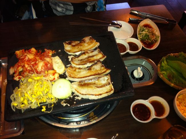 一旦、ホテルにスーツケースを置いて即、明洞へお買物。<br /><br />色々、韓国コスメを買いまくり、<br />いつも行くサムギョプサルのお店へ。<br /><br />やはり、本場の雰囲気で食べるのは美味しい♪<br />