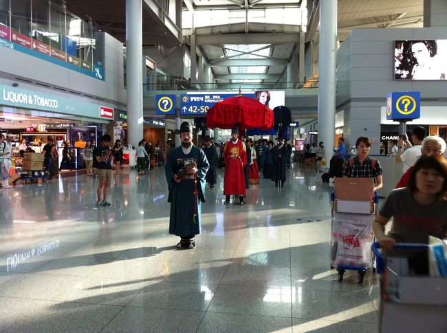 仁川空港で、民俗衣装の行列に遭遇！