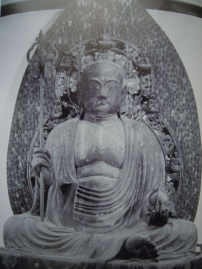 福智院さんの何がびっくりって、こんなに大きな坐像のお地蔵様を拝見したのは初めてです。<br />東大寺の大仏は大きくても大きな大仏殿にいらっしゃいます。<br />福智院のお堂は小さいので、お堂いっぱいにきつそうに座ってらっしゃいます。<br />まるでお地蔵様と私たちは膝を突き合わせて対面しているようものです。<br /><br />千体光背と言って光背に小さな化仏がぎっしりついているのにも目を見張りました。<br /><br />お地蔵様の大きさと光背、これは見るべきです。<br /><br />写真はパンフレットから写した写真です。