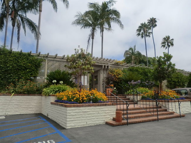 「Corona Del Mar」（コロナデルマー）の「Sherman Library &amp; Gardens」友人と待ち合わせです。Ｓが花が好きなので、ここの中のレストラン「Cafe Jardin」にわざわざランチの予約をしておいてくれたのです。