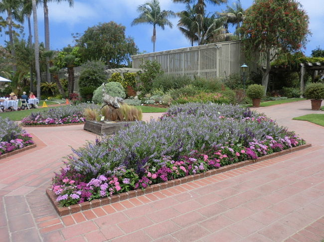 広いレンガの歩く道は車椅子でもゆったり散歩できます。