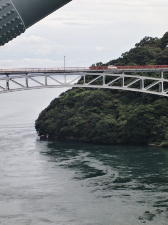 有田を出て40分ほどで西海橋のたもとのパーキングに到着。<br />バスは奥の新西海橋の橋手前で私たちを下して、回り道して橋を渡った場所で待っていてくれるそうです。<br />　新西海橋は新しい橋で、2重構造。2重の下の部分が遊歩道になっていて、橋の上から渦潮を見ることができます。<br />　さて、渦潮が巻いているかな？<br />　