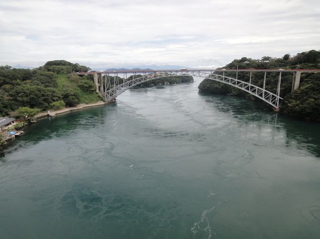 「きゃー渦が巻いてるー！」と一同歓声を上げて大喜び。<br />　写真は新西海橋の遊歩道から　大浦湾方面、西海橋方面を見ています。大浦湾から手前方面に海が川のように流れてきていて、あちこちに小さい渦潮ができています。