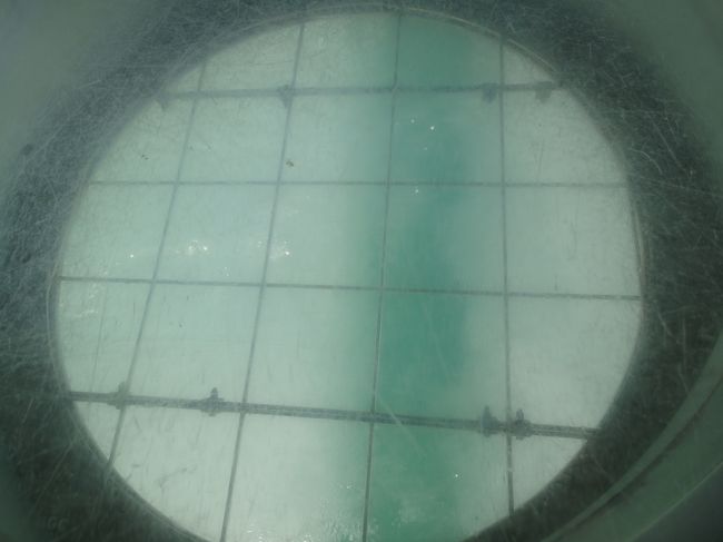 　橋の中央部分が広くなっていて、地面にガラスの窓があるところがあります。海の流れが速いのがわかります。