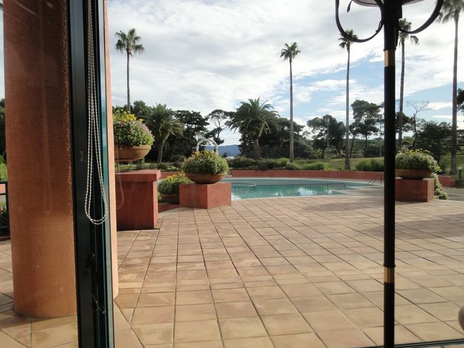 西海橋から徒歩10分で、西海橋コラソンホテルに到着。<br />「ホテルカリフォルニア」のジャケット写真を思わせるような、南国風の外観のしゃれたホテル。中庭にプールがあり、ヤシの木があります。<br />