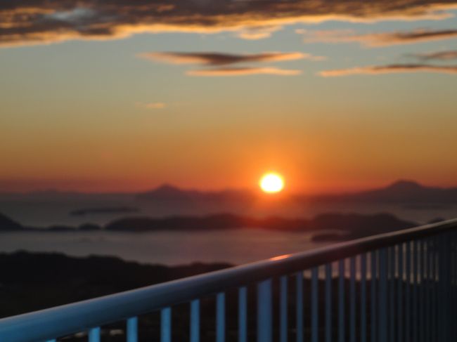 　マイクロバスで佐世保の駅前を通過して、バスは左へ大回り。米海軍の横を通り、ＳＳＫという造船所の横を通ります。あんなに大きな船を実際に作っている様子がまじかに見えました。西海パールシーリゾートの横を通って、バイパスのような道を通り、弓張岳に登る道にはいります。<br />　道がくねくねと山をぐんぐん登っていき、登っていき、ついたところが弓張の丘ホテルです。今思えば、バスのドライバーさんは3時間続けて運転なさて　さぞお疲れだったことでしょう。有難うございました。<br /><br />　18:27が日没と調べていたので、急いでチェックイン。お部屋からも夕日が見えましたが、中庭のプールサイドへ集合！<br />　みんなで沈む夕日を眺めました。<br />　綺麗だったー！<br />　何枚も　何枚も写真を撮りました。