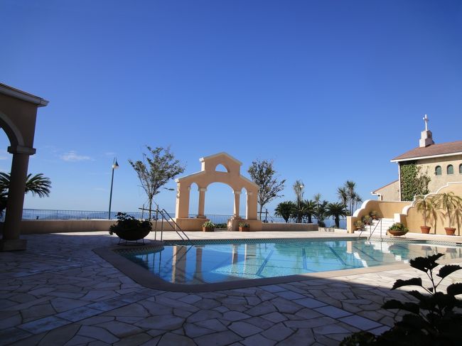 中庭のプールは南欧風で、寄せ植えが飾られ、あちこちで気配りを感じます。<br />イルマーレという５Ｆのレストランで、朝食はバイキングでした。