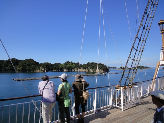 この日はジャンボタクシーをチャーター。にこにこと感じの良い方です。<br />私が有田にも行きたいかも。。とリクエストしていたので、前日にプライベートで下見にも行ってくれたそう。（だけど、有田は前日に満足したので、今日は他の場所へ・・・）<br />車で10分山を下り、西海パールシーリゾートから、10時出向の<br />九十九島観光船　パールクィーン号に乗船しました。<br />3階建てのりっぱな船です。