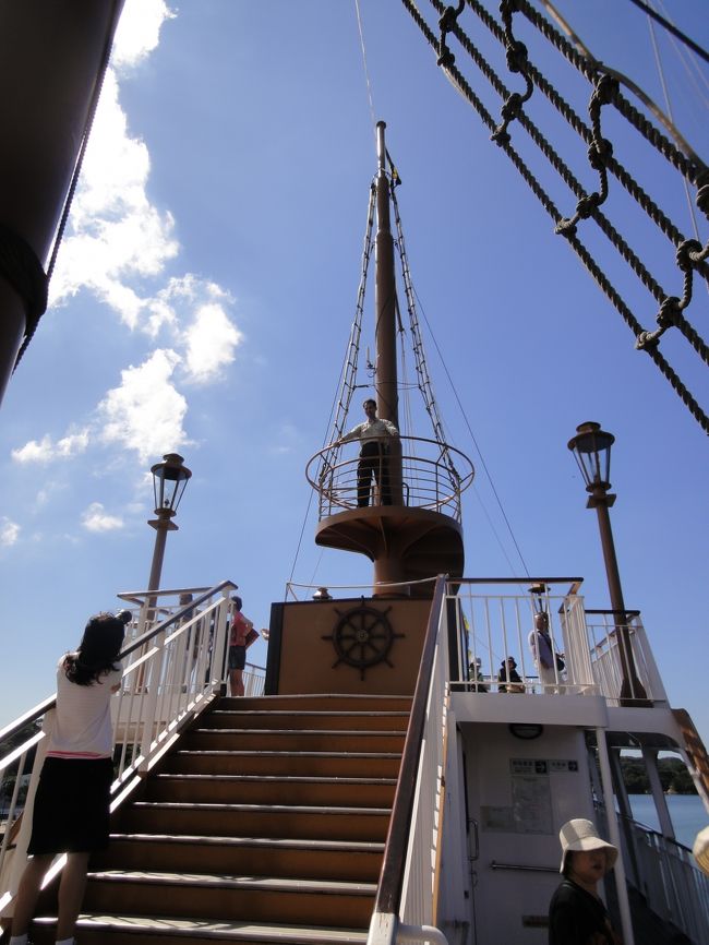 パールクィーン号は真っ白な外観で、マストもりっぱでカッコイイ船です。<br />　もう一つ赤い海賊船のような船もあります。