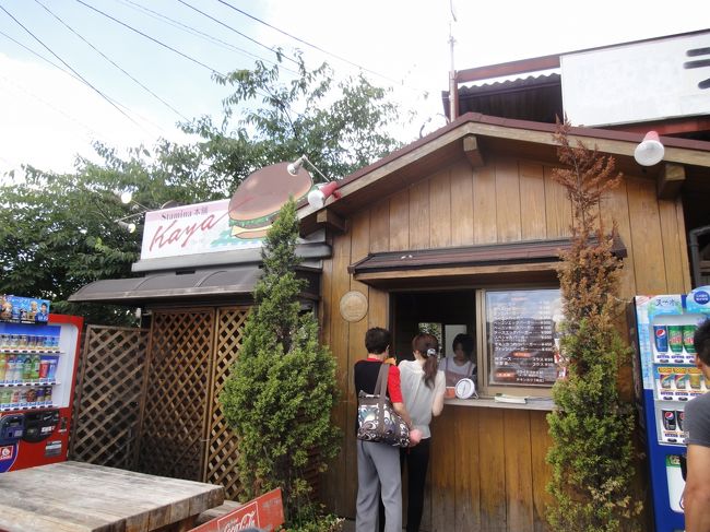 佐世保バーガーのお店kayaへ。<br />超人気店らしく、11:00に行ったら出来上がりが12:45と言われて断念！たくさん予約が入ってしまっていたみたいなのです。<br />予約しておけばよかった〜！！　<br />　ドライバーさんの一押しのお店だったので、さぞ、美味しかったことでしょう〜〜。<br />　若い女性が何人かで一生懸命作っている様子でした。<br />　佐世保バーガーはテイクアウトが基本。価格は450円から　スペシャルで550円でした。