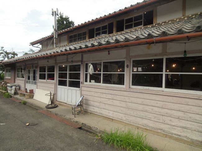 　波佐見の西窯という窯元で、和食器をいくつか購入しました。<br />　2時半という遅い時間のお昼ご飯。さっき11時半に、佐世保バーガーと3分の一ずつ食べたとはいえ、お腹すきました。<br />　どこがお勧め？と地元の方に尋ねたら、湯治楼のところの地元の野菜を使ったレストランがお勧めだったのですが、場所が離れているので、波佐見の通りの真ん中に位置する、雑貨屋HANAわくすいと並ぶCAFE MOONへ。<br />　本は農家の納屋だったところを改良したカフェです。わざわざ古いソファや、テーブル。イスを配置し、レトロなムードを醸し出しています。<br />　ランチメニューはオードブルまたはスープ付き1,000.-飲み物がプラス\200.-<br />　　