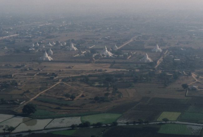 パガンからヤンゴンに飛行機で向かいます。