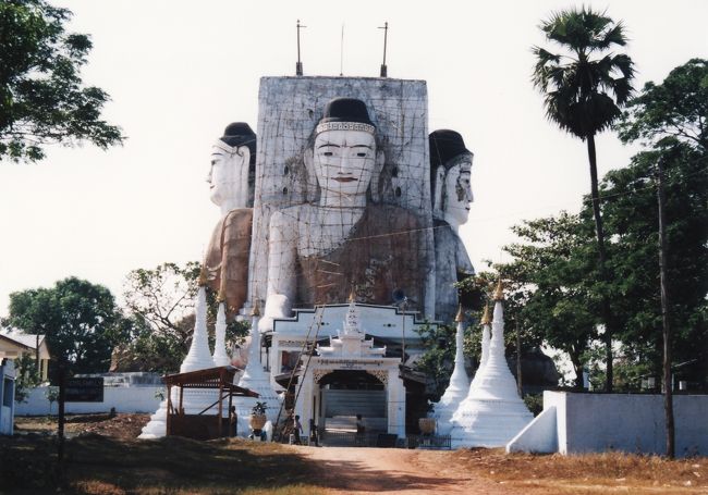 まずは、チャイプーンパゴダに向かいます。