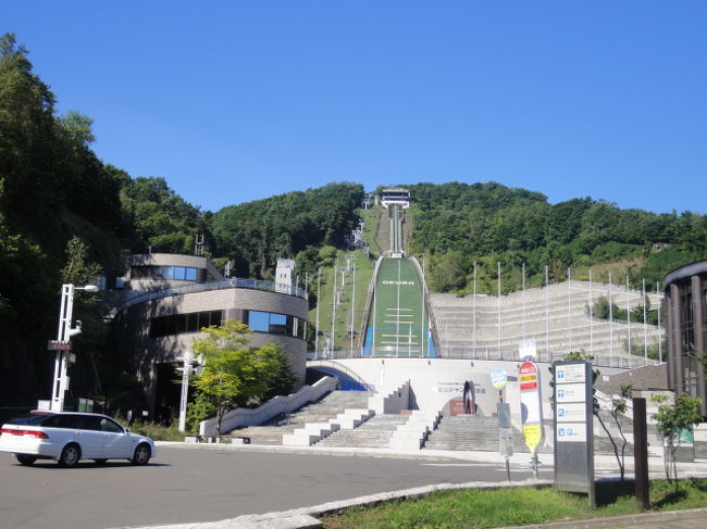 札幌市立円山動物園で動物の赤ちゃんが生まれていて可愛いという番組を<br />旅行の前にＢＳ日テレでやっていたのを見て、友人に提案。見に行くことに。<br />ホテルからシャトルバスを並ぶ列に並んだものの、札幌から丸山動物園もまた結構遠い。この際　時間短縮でタクシーを利用することに。<br />　動物園の後小樽へ行くプランを話すと小樽行のバス停も先に案内してくれました。小樽行の時刻をメモました。大通りに大きな鳥居が道にかかっています。「北海道神宮」の鳥居だそうで、札幌の守り神だそう。<br />　北海道神宮の森の中に円山球場も動物園もあるそう。開演時間に10分あるので、大倉山ジャンプ台へ連れて行ってもらうことに。山道をタクシーが上り。札幌の市街を眺めます。エスカレーターがあり、ジャンプ台の下にあたる場所まで行ってみました。さらにいい眺め！ここからロープウェイに乗ると、ジャンプ台を上から眺められてさらに凄かったそうです。<br />　