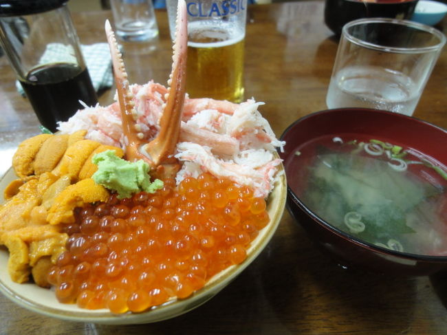 お店は人気らしくて　ちょっと待ちましたが<br />人気の海鮮丼（うに、いくら、かに）をいただきまーす！