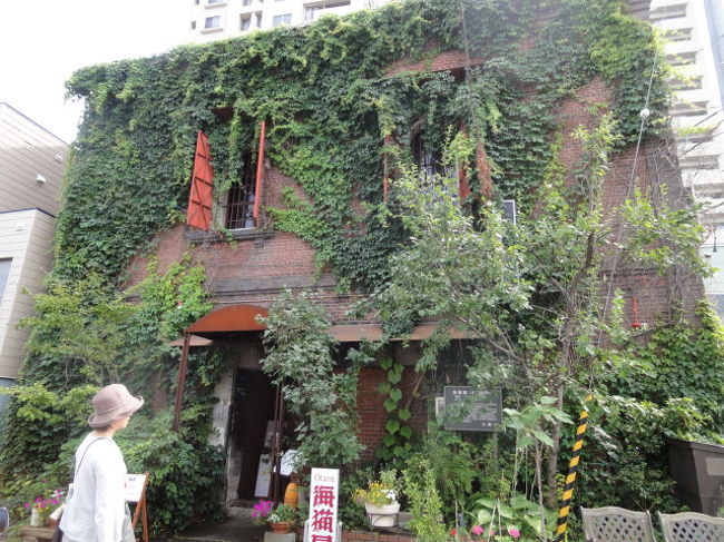 小樽港へ向かう途中、レンガ作りにつたの絡まったレトロな建物。「海猫屋」というレストランでした。<br />　おしゃれ〜！