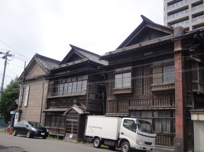 なにやら古い建物が並ぶ町