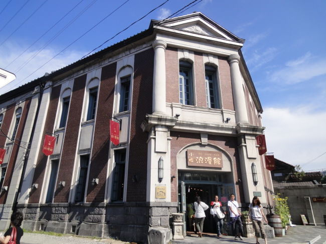南小樽駅で、札幌行快速を待っていると、待合室で、<br />やはりこれから、ライブに向かう二人の女性と会いました。<br />（ライブＴシャツを着ていらっしゃるので、すぐわかる。お互いに）<br />京都から来ていらっしゃるとのこと。<br />昨日もライブにいらしたとのことで、「ご一緒していいですか〜？」と真駒内までご一緒に。<br />　昨日のライブの話、これまでに行かれたライブの話など、<br />とても楽しくお話しうかがえました。<br />　関西の方で、ノリが良くて、真駒内でお別れするときに<br />親指を立てて「盛り上がりましょう！」って。<br />　旅は道連れ。楽しい出会いでした。<br />　<br />　夕方からのコンサートは素晴らしくまた思い出深いものになりました。