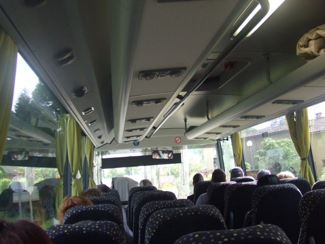 トゥールーズからはなぜかロデスまでの列車がなく、代替バスでした。<br />※トゥールーズMatabiau駅から途中のCarmaux駅までの列車がなし。<br /><br />係の方に理由を聞いたら…<br />「Because…sorry,I don't know…」<br />やはり謎は解けないままでした。<br /><br />時間はかかりますが大型バスなので結構快適です♪<br />PAULでサンドイッチ買って乗り込みました。