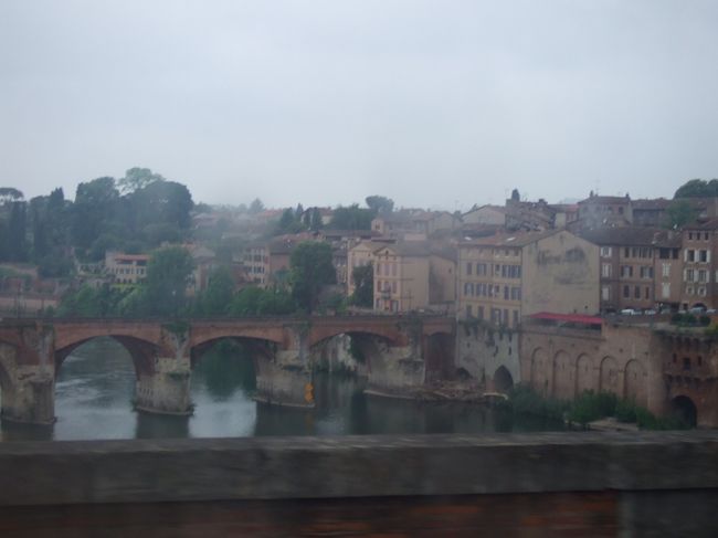 途中、見たかった川沿いの街並みも見ることが出来ました。<br />（写真いまいちですが）車窓からでも印象的な美しさでした。<br /><br />アルビ、再訪を誓います。