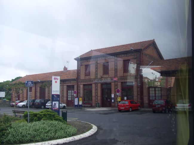 Carmaux駅に到着。<br />20分ほど待って、バスと接続の列車が来ました。<br /><br />Rodez駅には12:30着。<br />カルカッソンヌからは実に5時間！<br /><br />まったく苦にならなかったけれど…こんなに時間かかっていたなんて…<br />今更ながらビックリ。