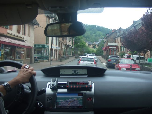 駅前では頼んでおいたタクシーの運転手さんが笑顔でお出迎え。<br />ごついシルバーアクセとサングラスの似合う、かっこいい姉さんでした♪<br />（携帯の待ち受けが子供の写真だったのでおそらくママさん。。。）<br /><br />ロデスからコンクへは路線バスもありますが、夕方の1日1本（水曜日だけお昼もあるらしい）だけなので、時間のない私はタクシーを選択。<br /><br />通常バスでは1時間程という道のりを100キロ以上でかっ飛ばし、30分でコンクまで送り届けてくれた姉さん…メルシー。