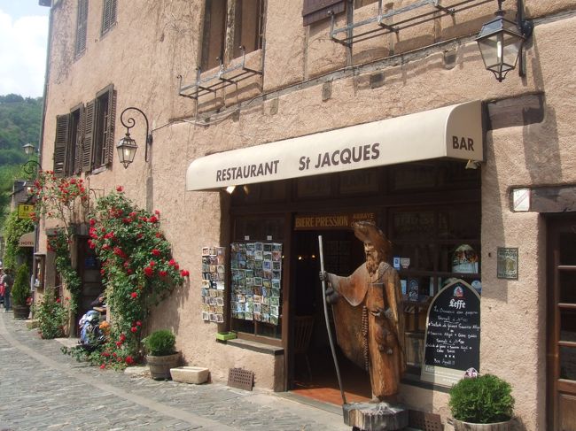 コンクのお宿はコンク中心地にあり、評判も良いオーベルジュです。<br /><br />タクシーはオーベルジュの前に停めてくれました。<br />フランス語分からないですが、どうにか明朝08:30に来てもらいSt.Christophe駅に送ってもらう約束ができました。