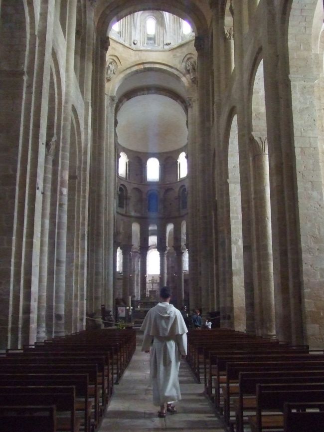 ちなみに教会内部はこのような感じ。<br />質素ですが、荘厳な雰囲気です。<br /><br />ちょうど修行僧の方が…ダヴィンチ・コードを思い出しました。