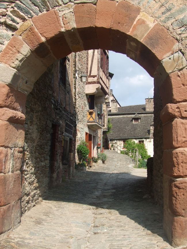 中世の雰囲気をばっちり残すアーチ。石畳の道。<br />歩くのは疲れますが、ワクワクでそれも吹き飛びます。（夜に思い知らされますが。。。）