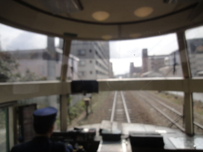 西鉄旅行さんに予約を頼んで　席もあっちこっちと事前リクエスト。<br />先頭車両の最前列ＡＢ確保。2号車のグループ席を2枠（8人）残り7席を<br />1号車の右手に撮りました。<br /><br />席は抽選で決定！！こちらが最前列ＡＢです。<br />口コミの通り、目の高さの場所にバーがあり、若干見えにくいです。<br />でも、先頭ってたったの4人なので価値あり！