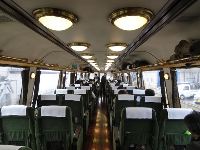 1号車の眺め。向かって右手に見どころの滝があるので<br />私たちも右手の席だけを予約しました。<br /><br />2号車は、ビュッフェ（売店）で後ろ半分が　ボックス席。<br />ボックス席も2席予約。<br />向かい合っていてテーブル付きです。（あれ？写真がない）<br /><br />アテエンダントの方が、運転手さんのかっこいい制服と帽子と、フォトフレームをもって、写真を撮らせてくれるのに回ってきました。<br />みんな、帽子をかぶってピース♪<br />