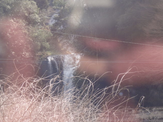 湯布院に近い場所に滝があります。<br />列車は速度を落として、みなさんが見られるようにしてくださいます。<br />　このころ3号車のギャラリーでは、アテンダントさんによる湯布院ミニレクチャーが開かれ、散策地図や「私のお勧めはここです！」と美味しいお店のご紹介もありました。<br />　