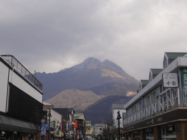 駅舎を背に、由布岳が見えましたー！！<br />良かったー！<br /><br />